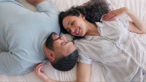 pareja feliz, el amor y relajarse en una cama desde arriba