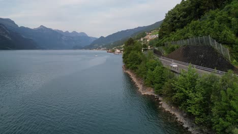 Hermoso-Camino-Al-Lado-Del-Lago-Walensee-Que-Ofrece-La-Pintoresca-Belleza-Natural-Suiza