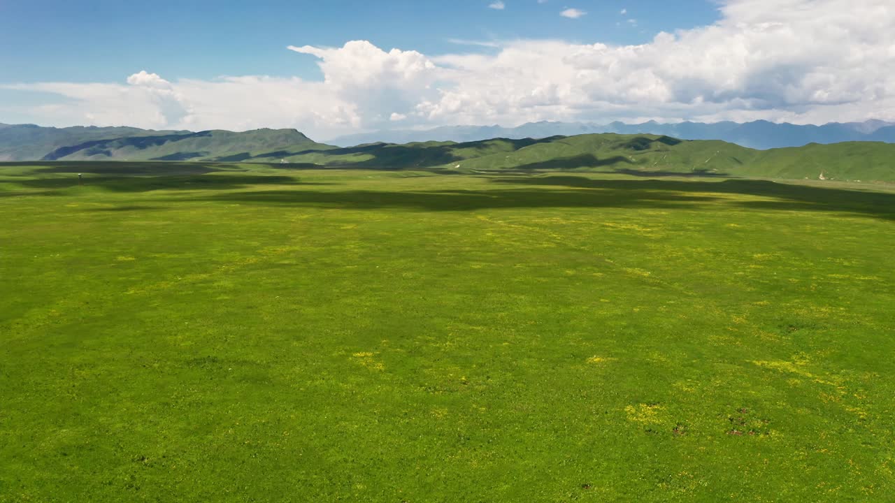 la pradera de nalati con el cielo azul.