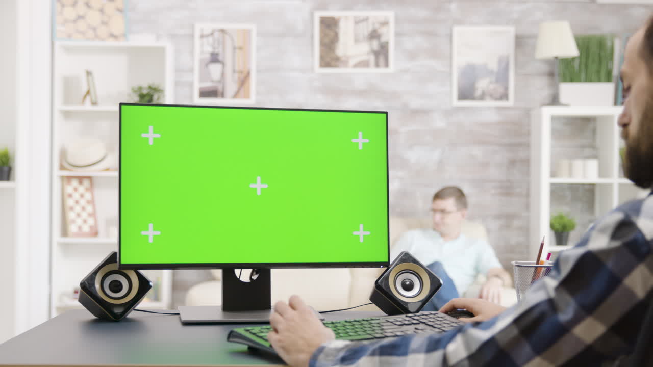 녹색 화면 을 가진 컴퓨터 에서 일 하는 사람