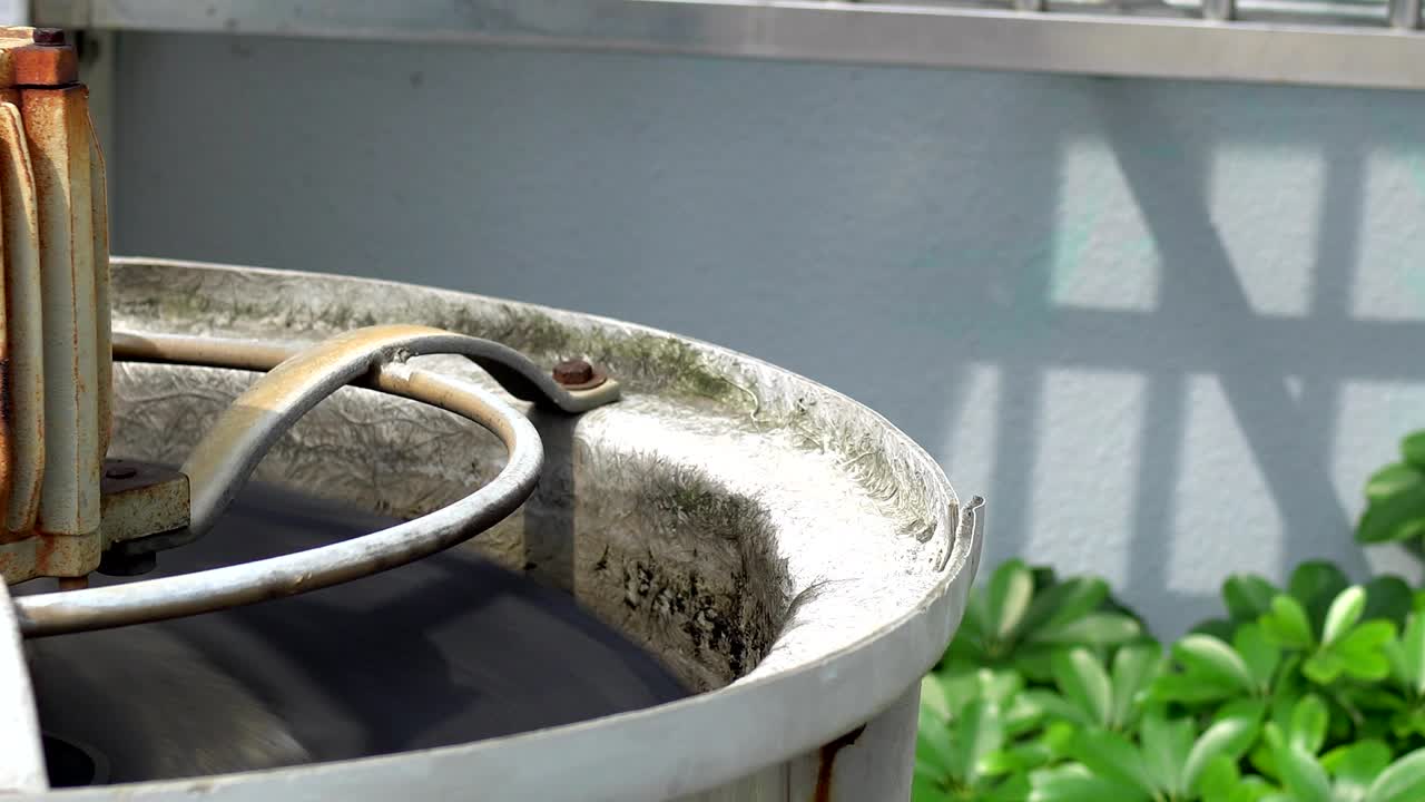 3단계 인덕션 모터: 기능은 물을 배수하거나 프하는 것이며, 외관은 고 녹색이며, 주체는 왼쪽에 있습니다.