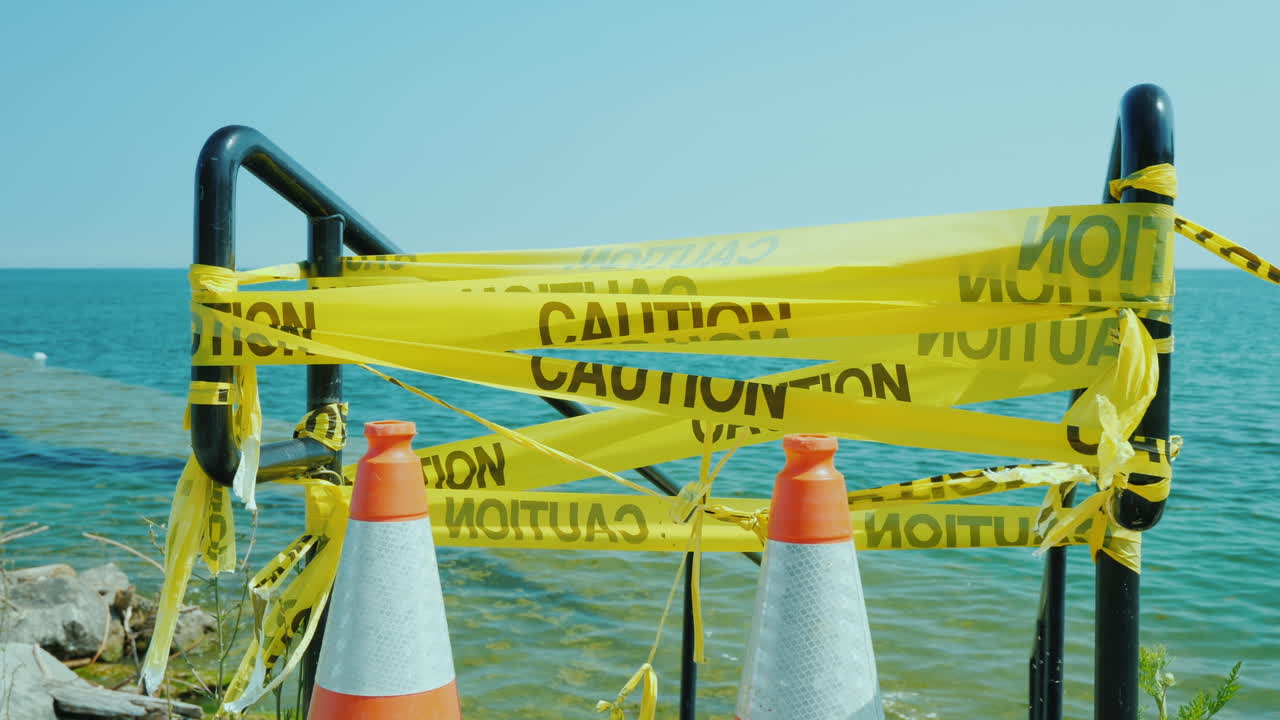 선착장 또는 해변 범람 및 해수면 상승으로의 잠긴 입구