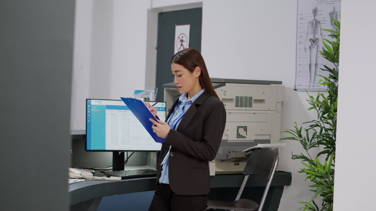 mujer de negocios que trabaja en una oficina