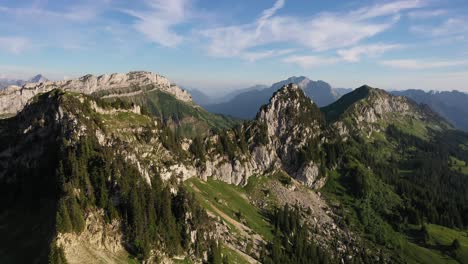 Impresionante-Vista-Aérea-De-Una-Montaña-En-Los-Alpes