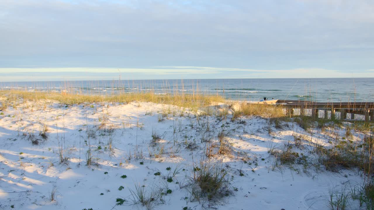 해질녘 해변을 걷는 사람들의 그림자