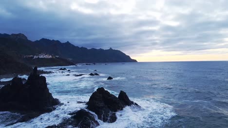 Toma-Lateral-De-Drones-En-La-Puesta-De-Sol-En-La-Isla-Canaria,-Hermoso-Cielo