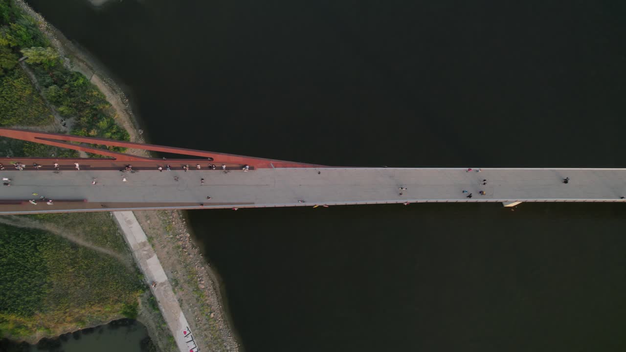 비스라 강 을 가로지르는 현대적 인 보행자 다리, 공중 에서 위 에서 아래 로 보이는 모습