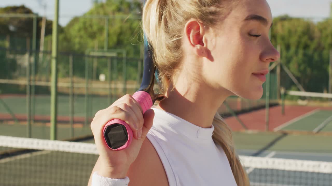video de una tenista caucásica sosteniendo una raqueta y mirando a la cámara