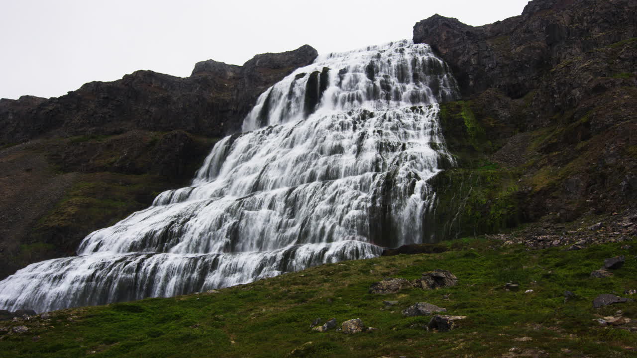 cascada ancha y masiva en una montaña alta en ángulo bajo a la vista