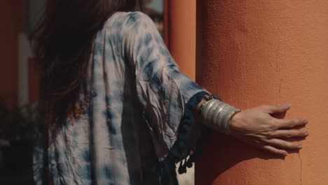 mujeres explorando la ciudad