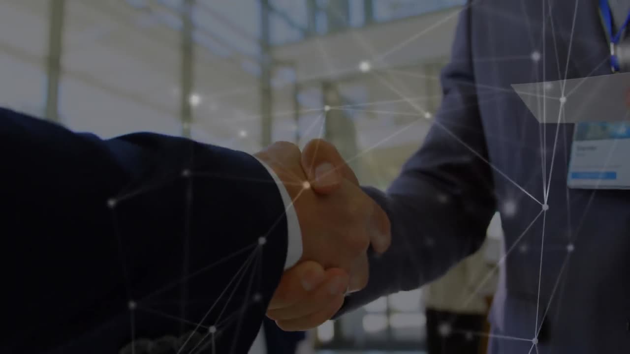 Animazione di una rete di connessioni su persone d'affari che si stringono la mano.