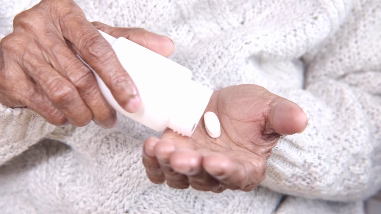 약을 복용하는 노인