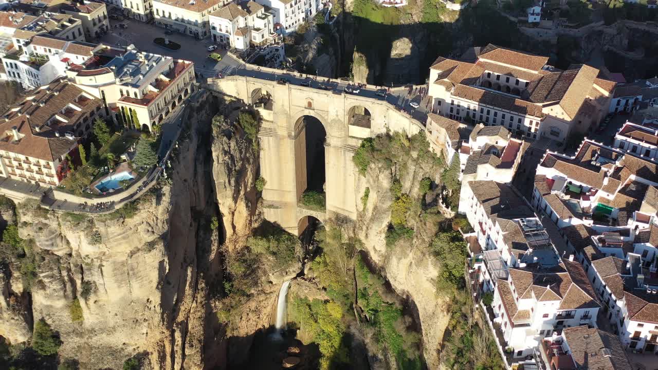 말라그 안달루시아 지방의 론다 스페인 마을에 있는 푸엔테 누에보 아치 다리, 공중 팬 왼쪽 선회 샷