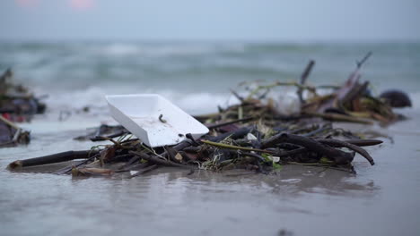 Sehr-Verschmutzter-Und-Schmutziger-Strand-Voller-Plastik-Und-Trümmer-Auf-Dem-Sand-Und-Im-Wasser-Entlang-Der-Küste