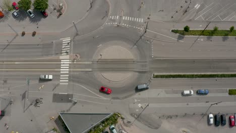 vista aérea estática de arriba hacia abajo sobre la rotonda en helsinki, finlandia