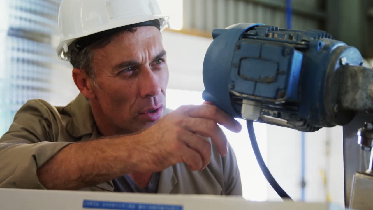 trabajador que utiliza una máquina