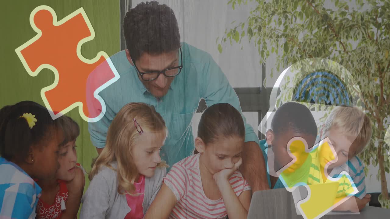 rompecabezas y icono de cabeza humana sobre profesor y estudiantes caucásicos que usan portátiles en la escuela