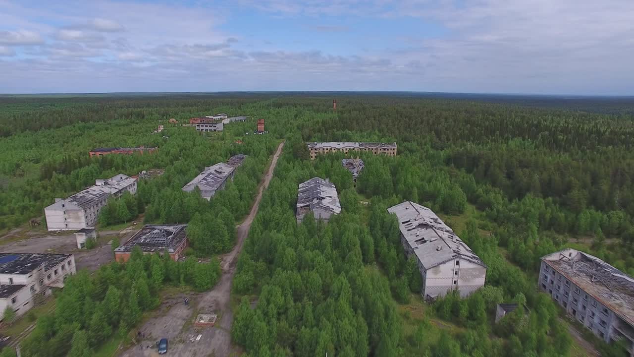 летя над мертвым городом в лесу