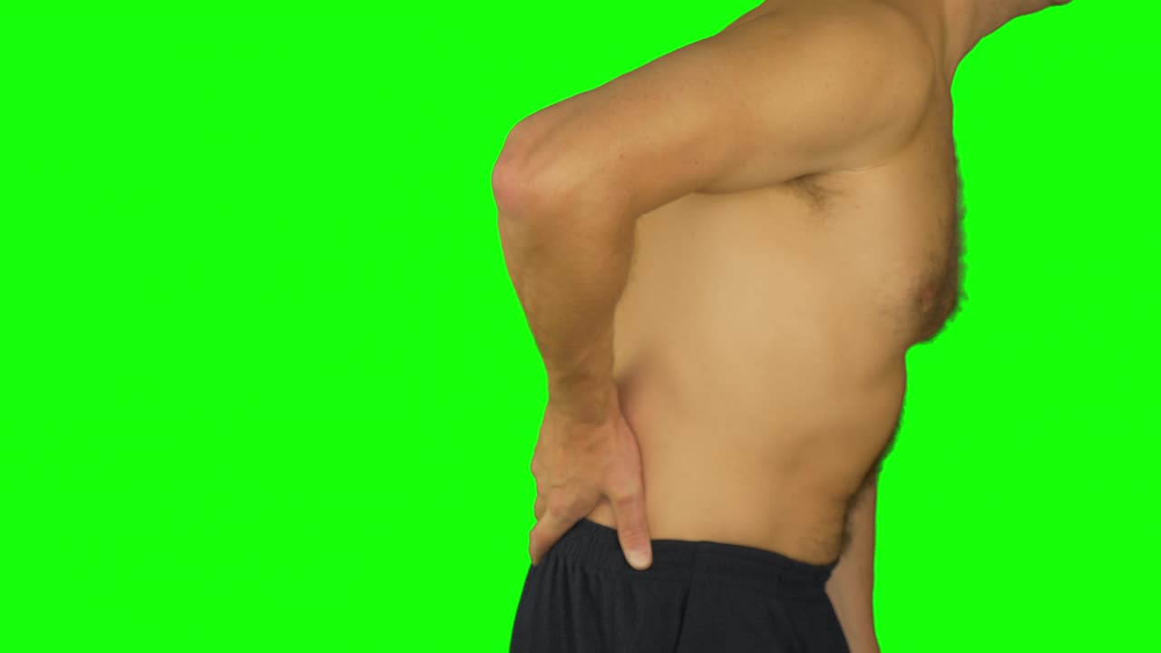 hombre caucásico adulto frotando y acariciando la parte inferior de la espalda. hombre alejarse de la pantalla.