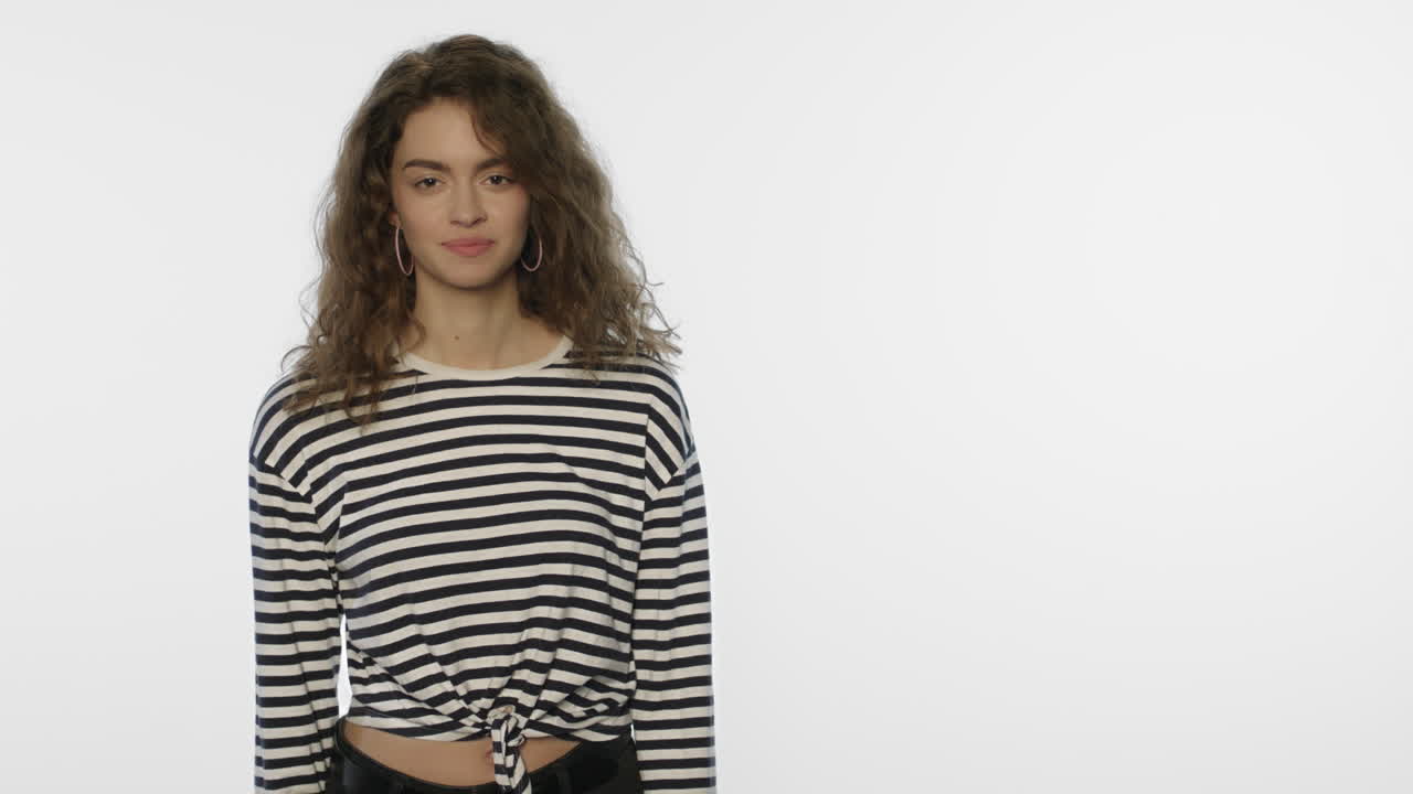 mujer feliz mostrando los pulgares hacia arriba