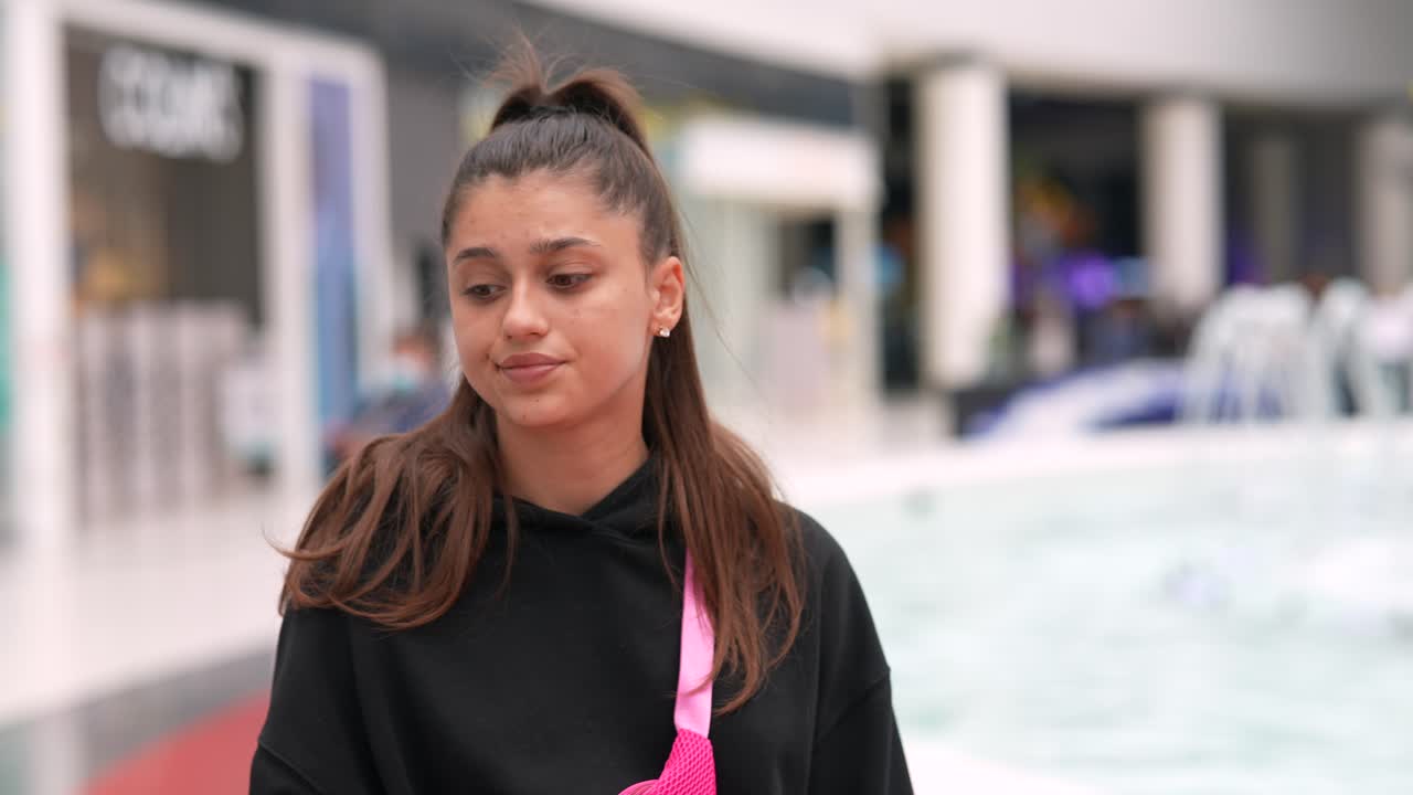 una adolescente en un centro comercial