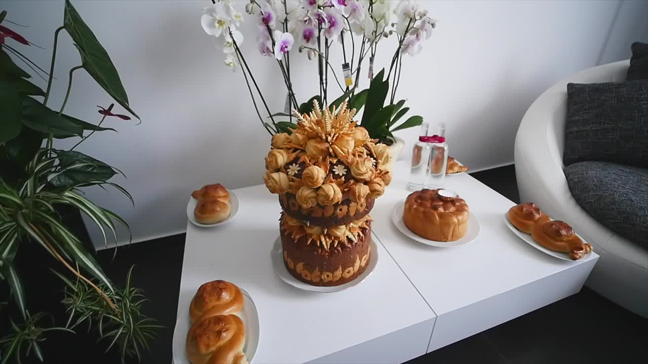 우크라이나의 전통적인 맛있는 웨딩 은 웨딩 테이블에 있습니다.