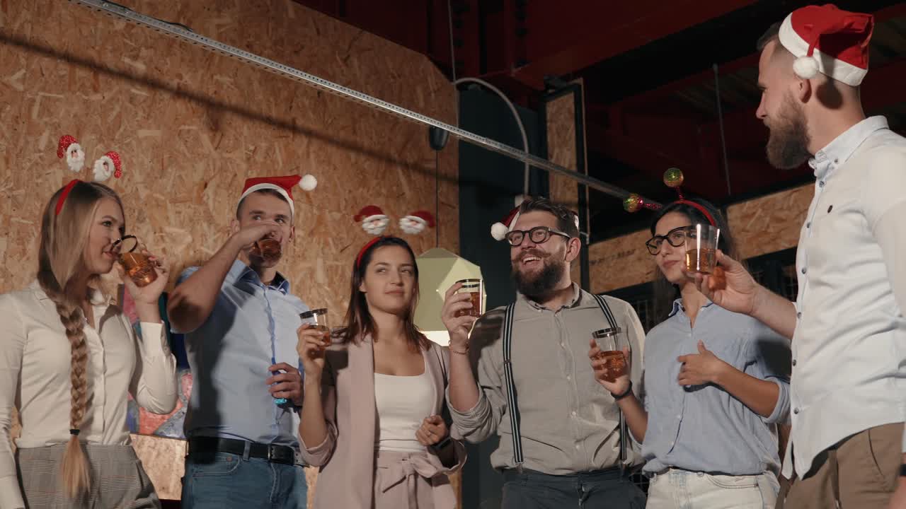 рождественская вечеринка в офисе.