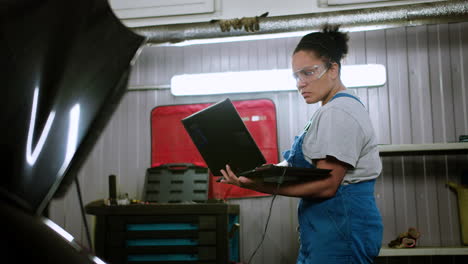 mujer trabajando en un garaje