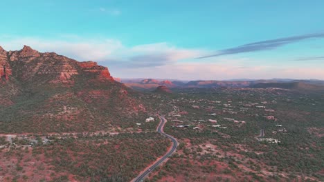 Carretera-Hacia-La-Ciudad-Rural-En-Sedona-Con-Rocas-Rojas-En-Arizona,-Estados-Unidos