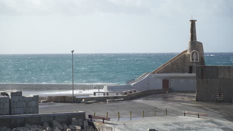 Olas-Altas-Salpican-Agua-En-Los-Rompeolas-Cerca-Del-Puerto-De-Cirkewwa