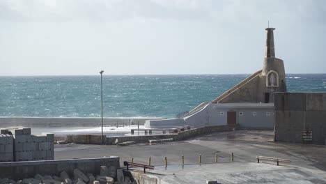 olas altas salpican agua en los rompeolas cerca del puerto de cirkewwa