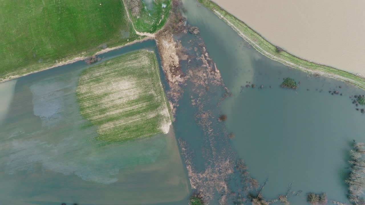 foto aérea de observación de campos agrícolas inundados a lo largo del río waal cerca de la aldea de gorinchem en los países bajos mientras fuertes lluvias golpean gran parte del norte de europa.