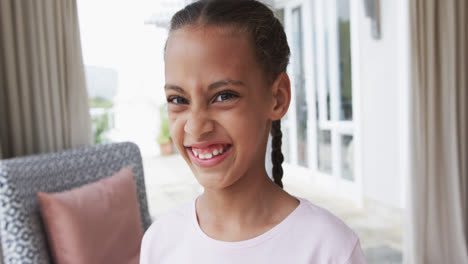 Retrato-De-Una-Chica-Birracial-Feliz-En-Casa,-Cámara-Lenta