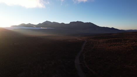 Lovell-Canyon-Road-Trail-In-Sierra-Nevada-Kalifornien-Während-Des-Atemberaubenden-Sonnenuntergangs-Berühmte-Landschaftlich-Reizvolle-Fahrstraße