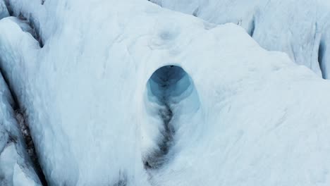 cueva de hielo en un glaciar blanco congelado en islandia, erosión del agua, antena