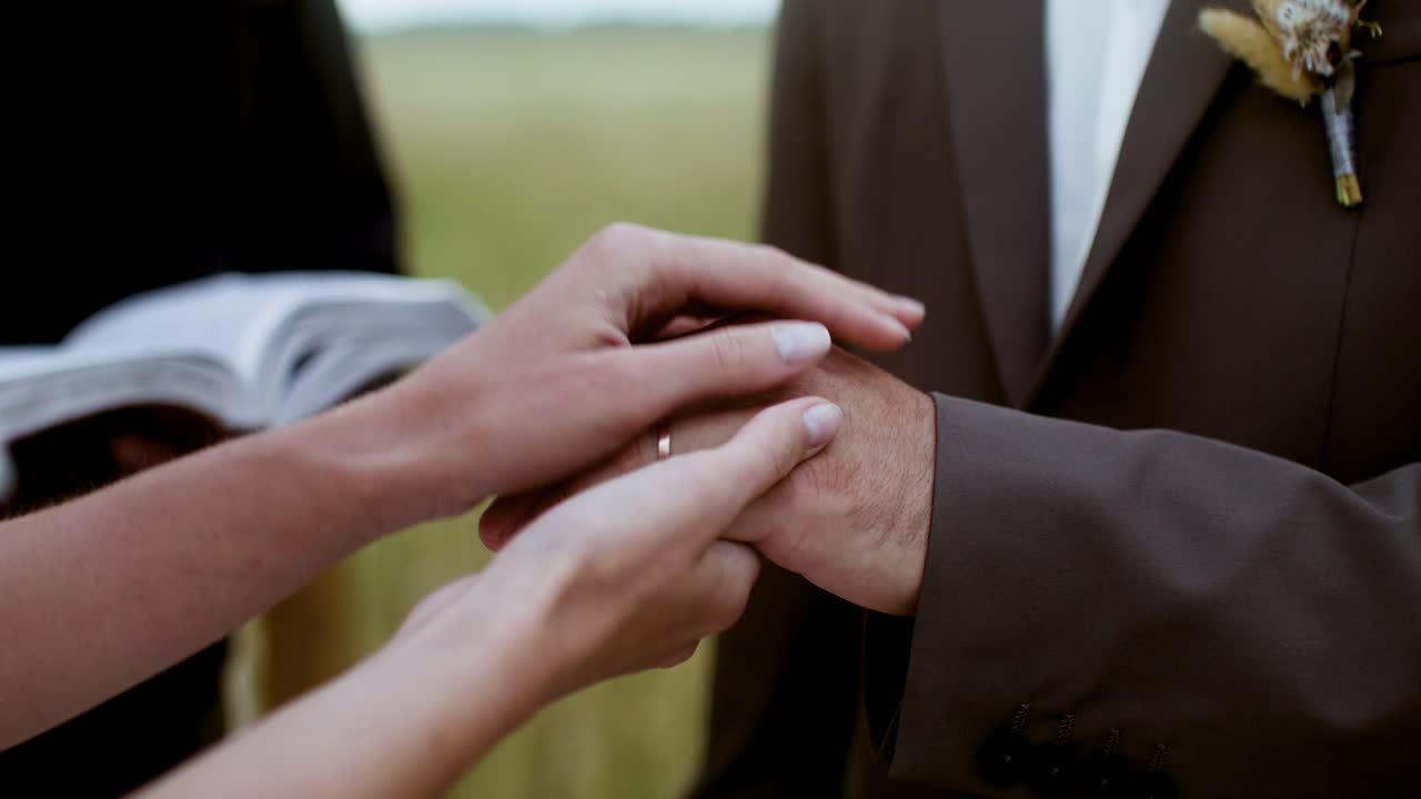 一對正在結婚的夫婦