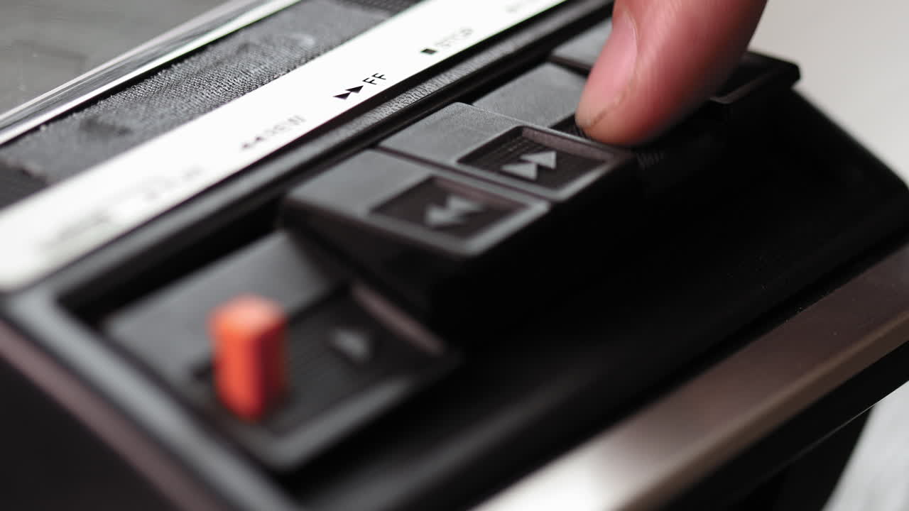 botón de parada que se presiona en una macro de reproductor de cassette vintage