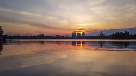 parque herastrau, lapso de tiempo al atardecer, bucarest rumania