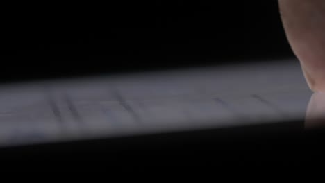 el dedo tocando la pantalla de una tableta