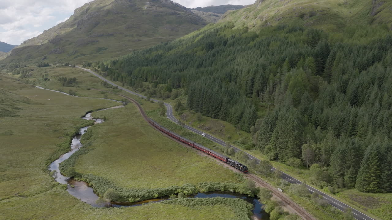 jacobite express vía aérea hacia la estación de glenfinnan a lo largo del río fae
