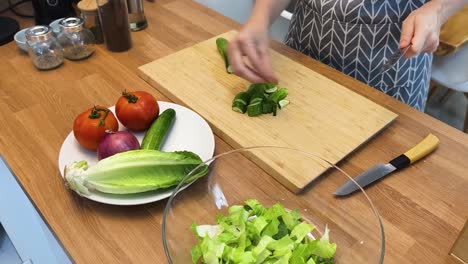 mujer cortando verduras para una ensalada