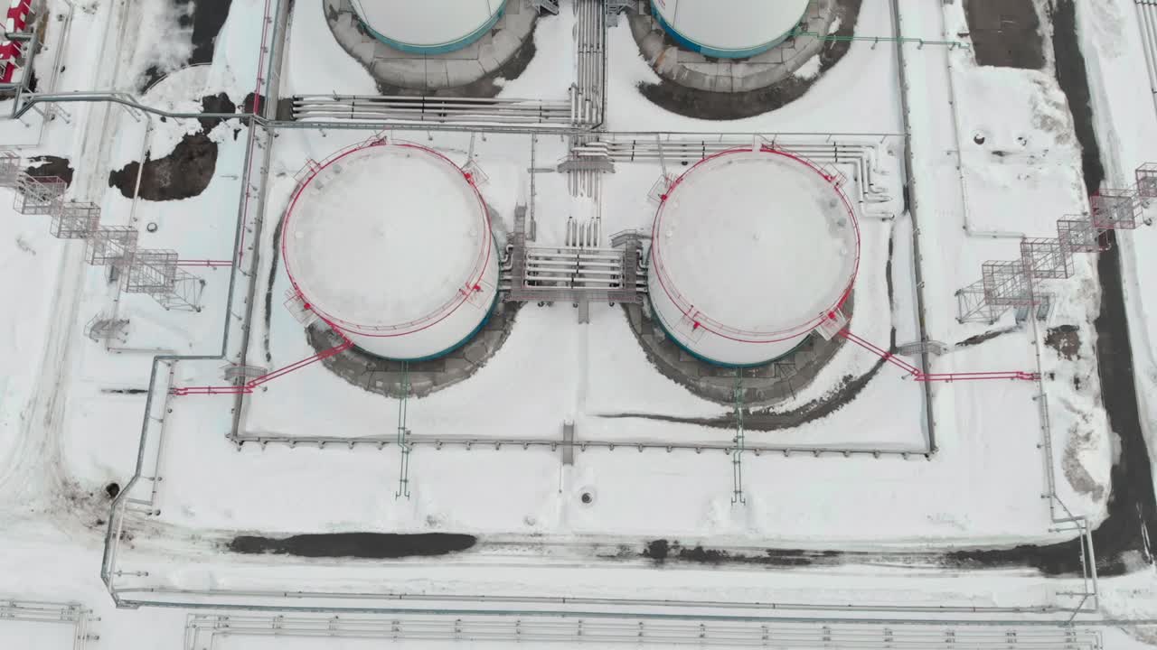drones volando sobre tanques de petróleo en los países del norte en invierno. área industrial con grandes reservas de combustible. falta de combustible en invierno en europa debido a las sanciones rusas. comprar combustible por rublos en rusia.