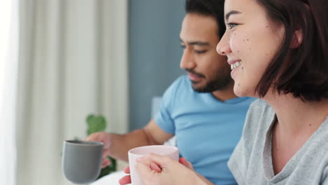 Pareja,-Mañana-Y-Café-En-La-Cama-Riendo