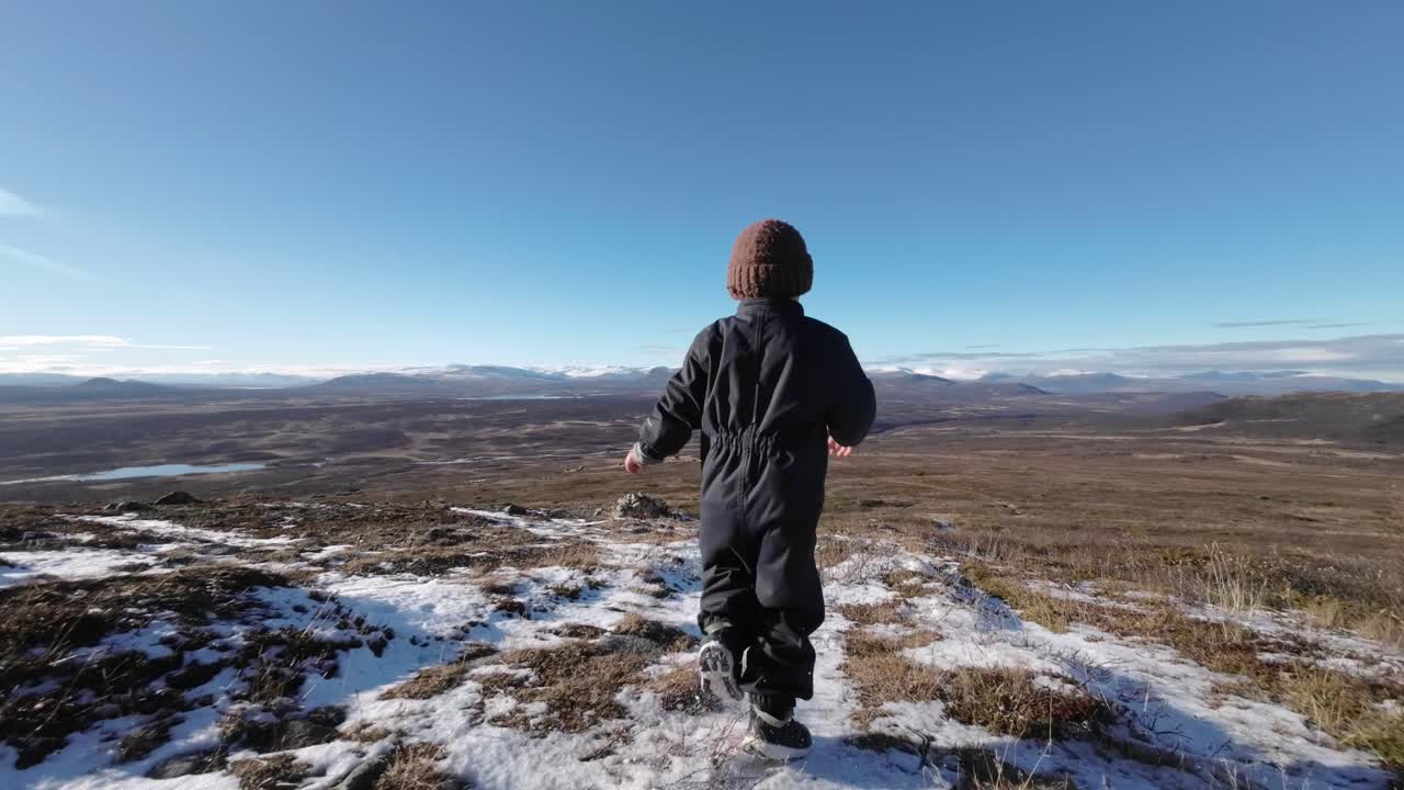 늦가을 산을 달리는 아이의 뒷모습과 멋진 전망을 가진 상쾌한 공기