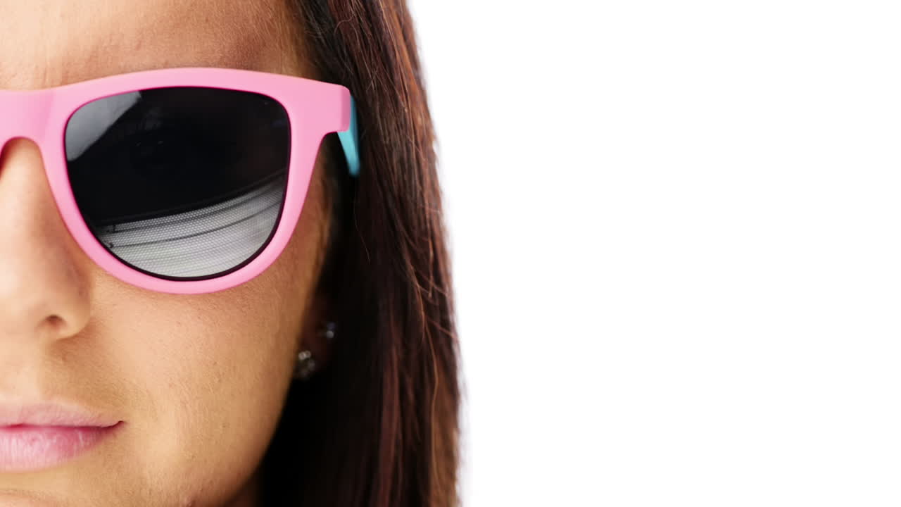 mujer con gafas de sol retrato de cerca de la mitad de la cara serie de personajes aislados en fondo blanco puro