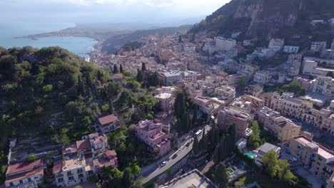 Toma-Aérea-De-Descenso-De-Taormina,-Sicilia,-Italia,-Un-Punto-De-Referencia-Famoso,-Lado-Norte-De-La-Ciudad.