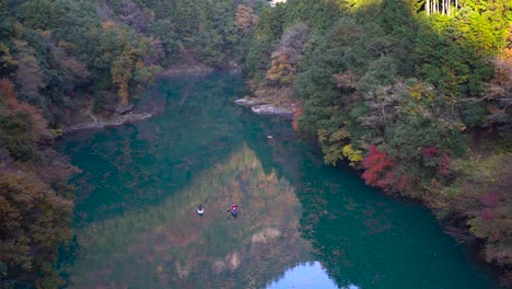 Ruhige-Landschaft-Im-Flusstal-Mit-Reflexionen-Während-Der-Herbstfarben-Mit-Kajaks