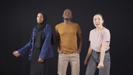 hombre y mujer africanos bailando y divirtiéndose con sus amigas asiáticas.