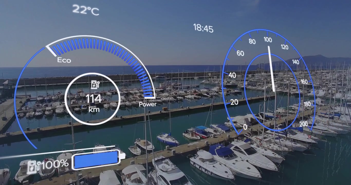 Animazione di cruscotto digitale che mostra velocità e batteria su un porto turistico con barche