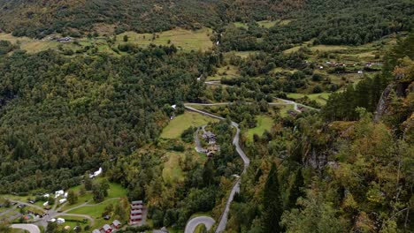 aérea sobre las colinas con viviendas típicas y cataratas de gieranger, noruega